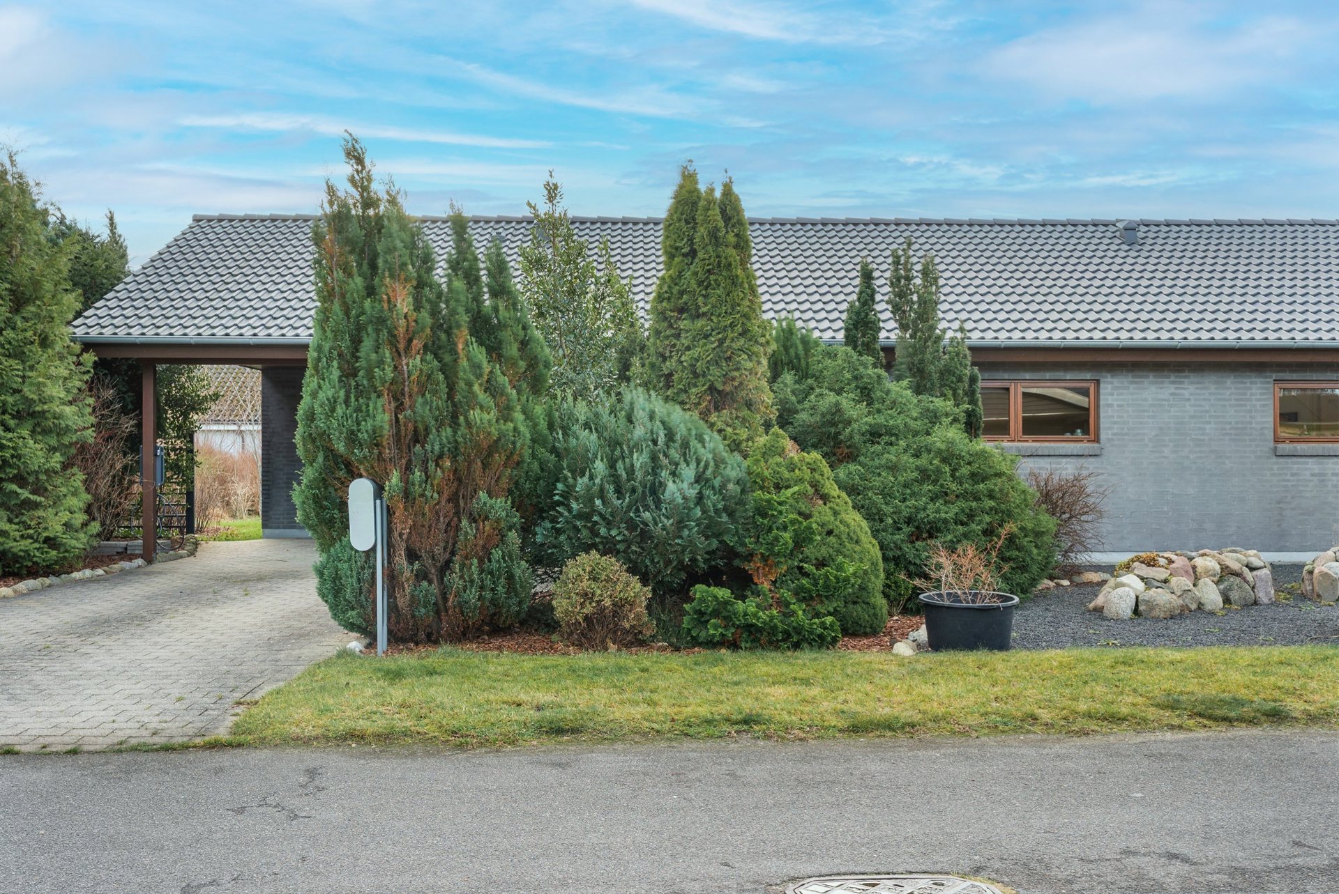 VELBYGGET BOLIG TÆT PÅ STRANDEN I ÅLBÆK