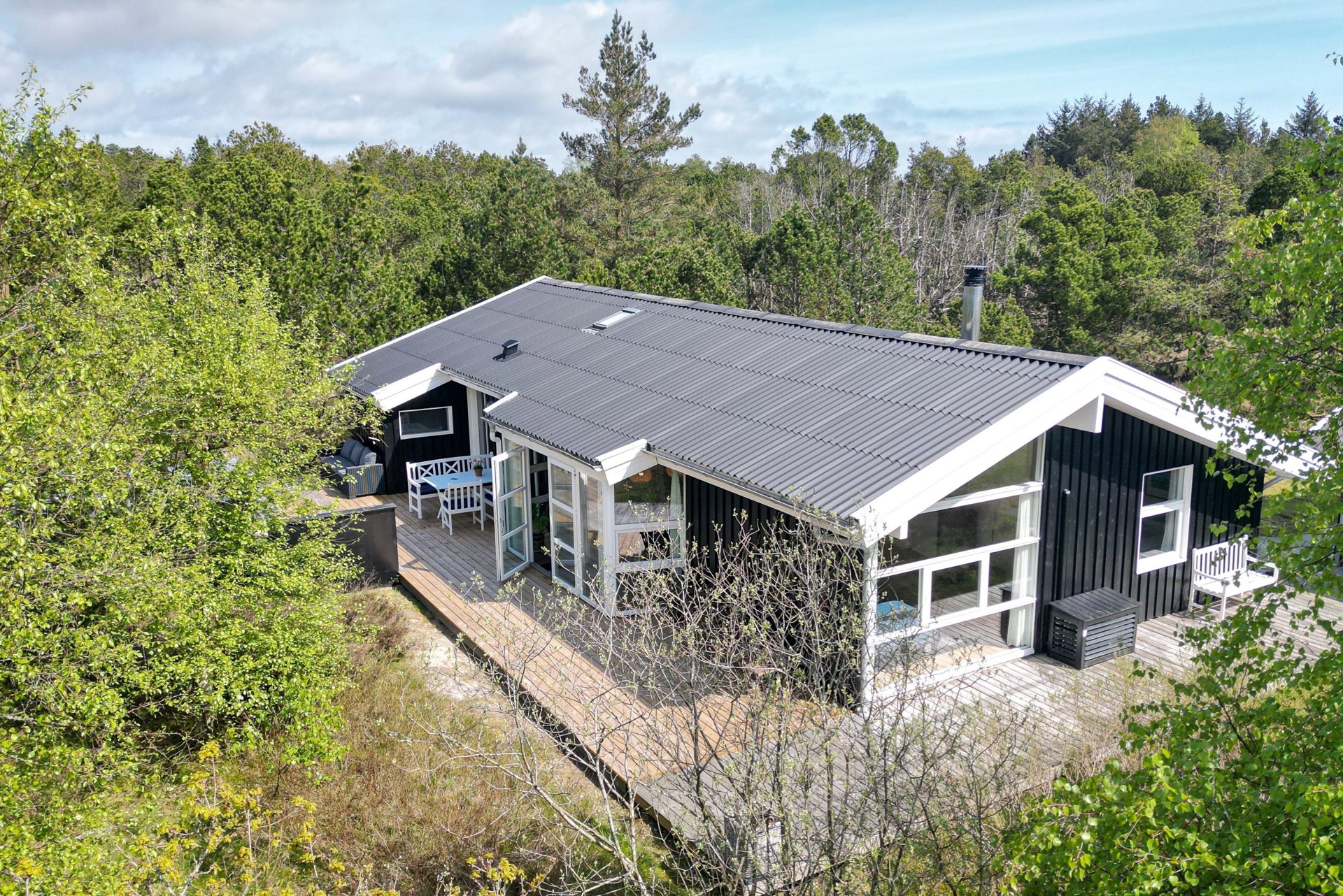 IDEELT TILBAGETRUKKET SOMMERHUS UD TIL STORE FRIAREALER