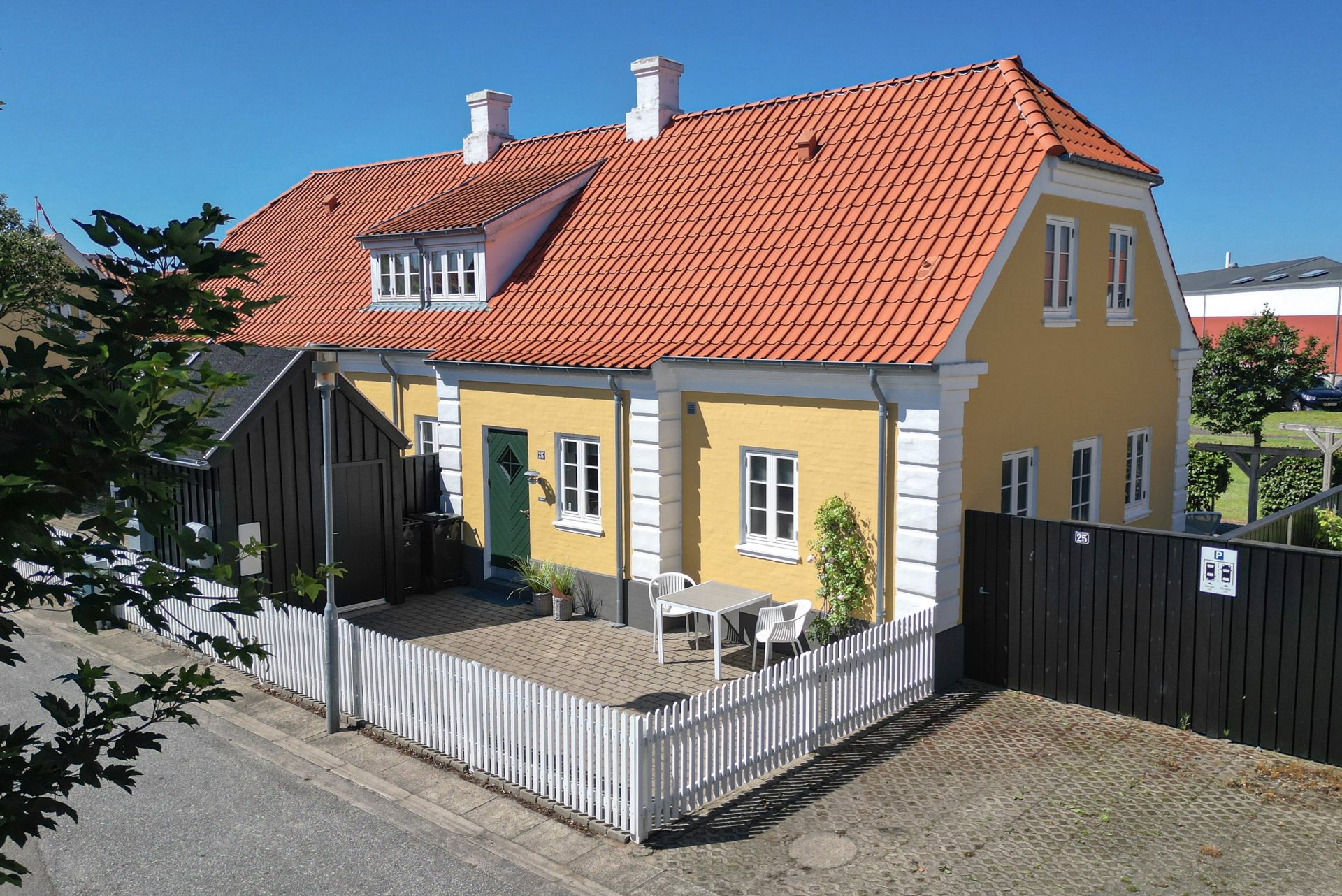 VELBYGGET BYHUS BELIGGENDE I DEN GAMLE BYDEL TÆT PÅ SKAGENS CENTRUM