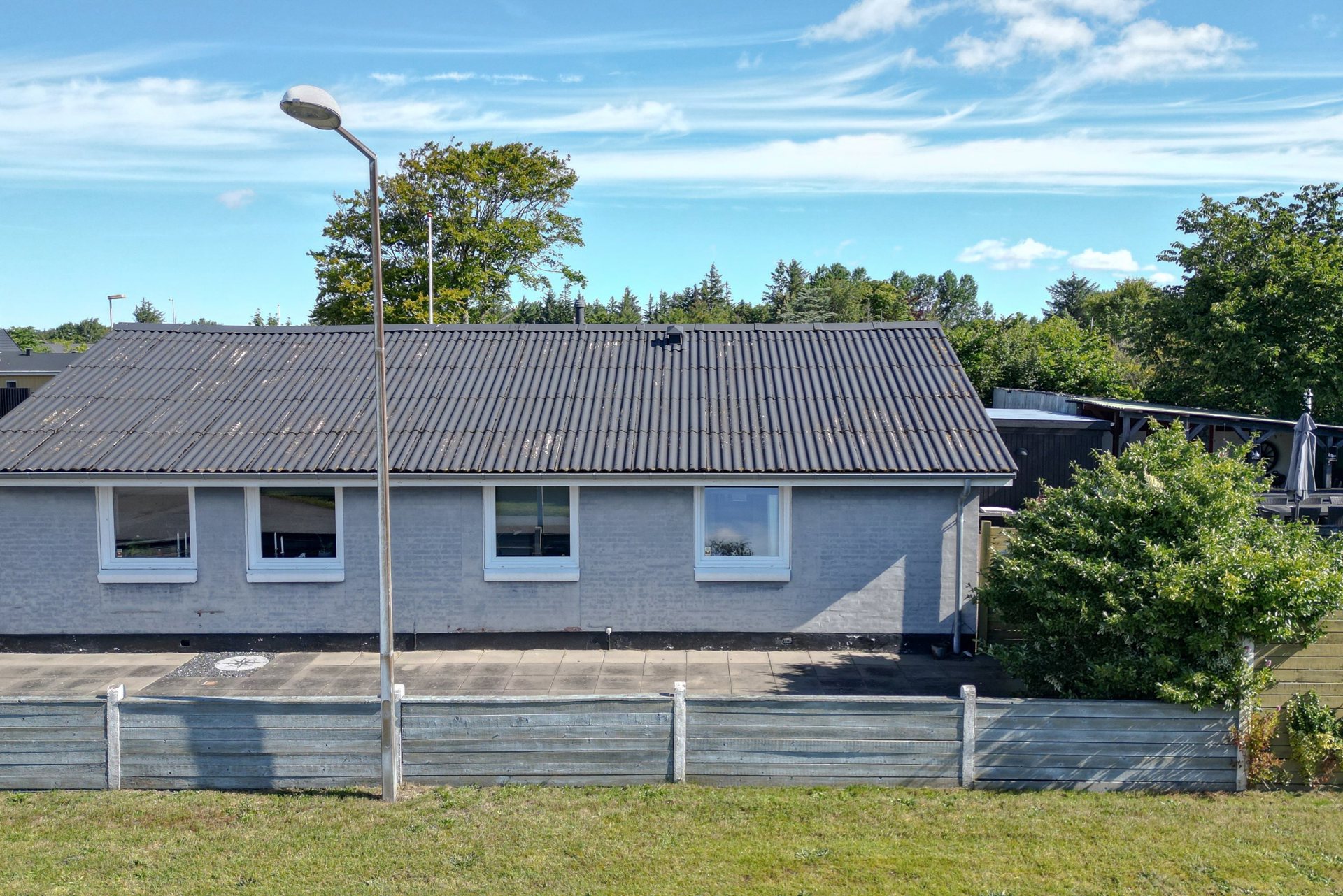 HYGGELIG BOLIG BELIGGENDE PÅ HAVSIDEN I ÅLBÆK