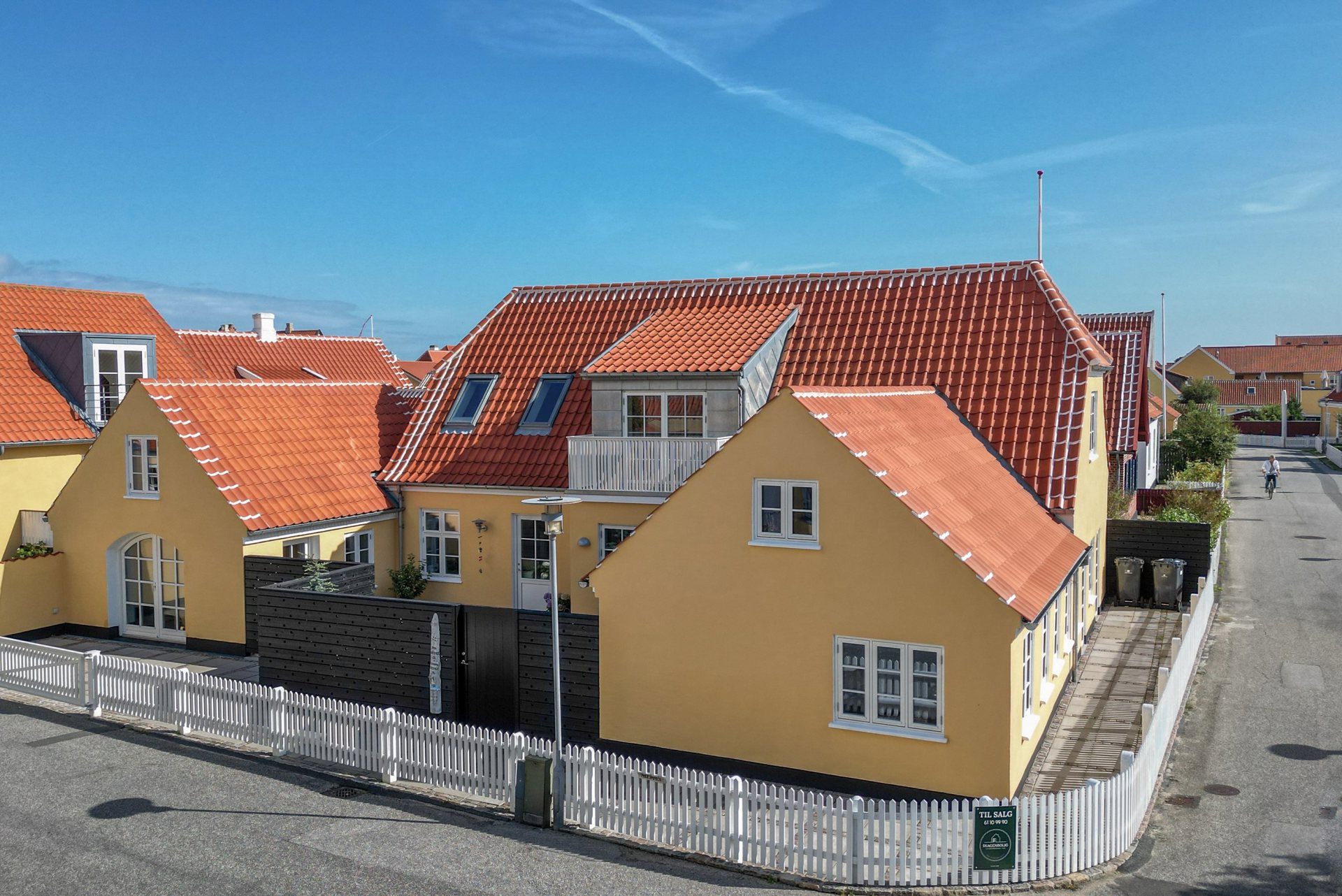 SKØNT BELLIGGENDE NYRENOVERET SKAGENSVILLA MED MANGE DETALJER