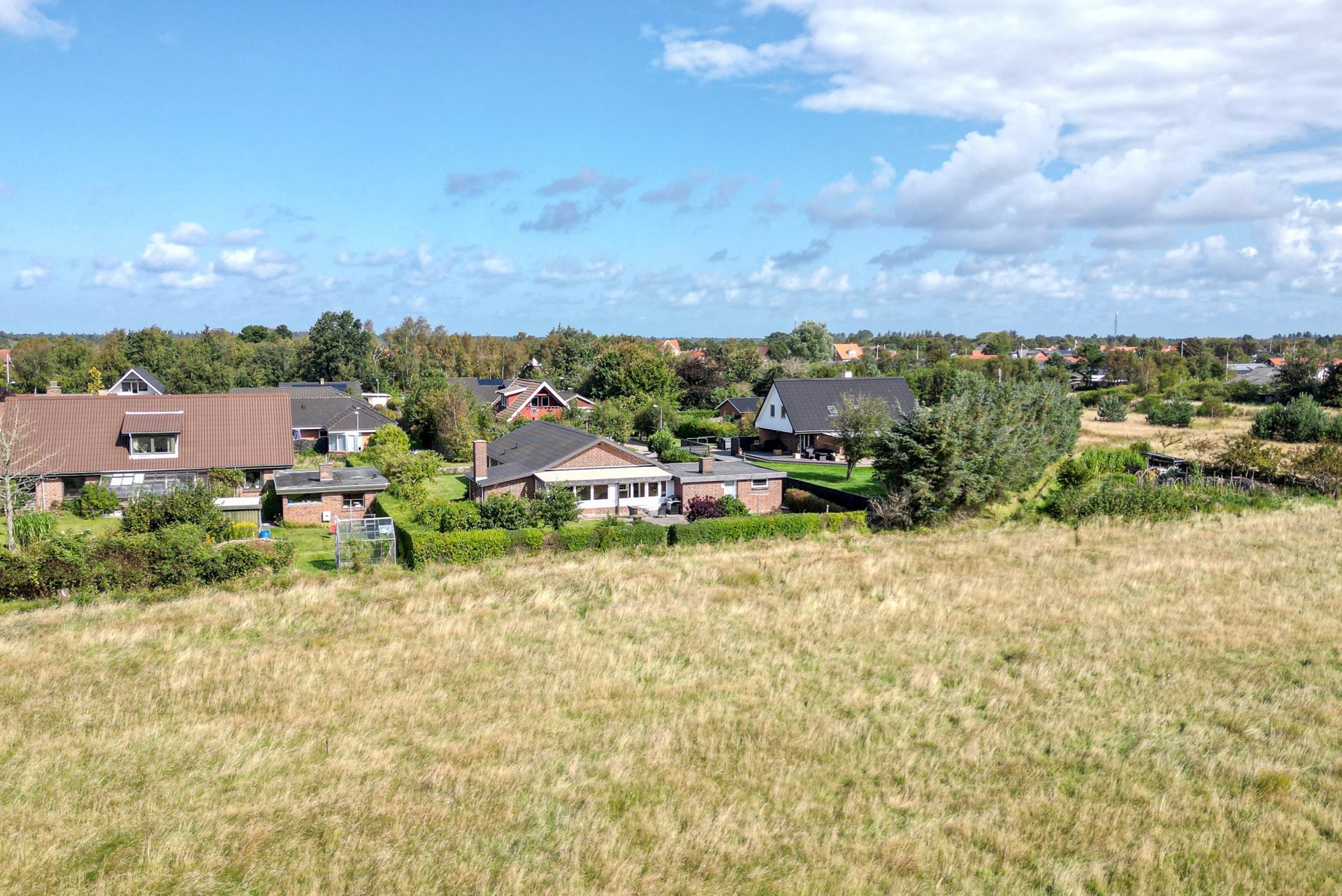 RUMMELIG BOLIG BELIGGENDE DIREKTE UD TIL FREDET NATUR