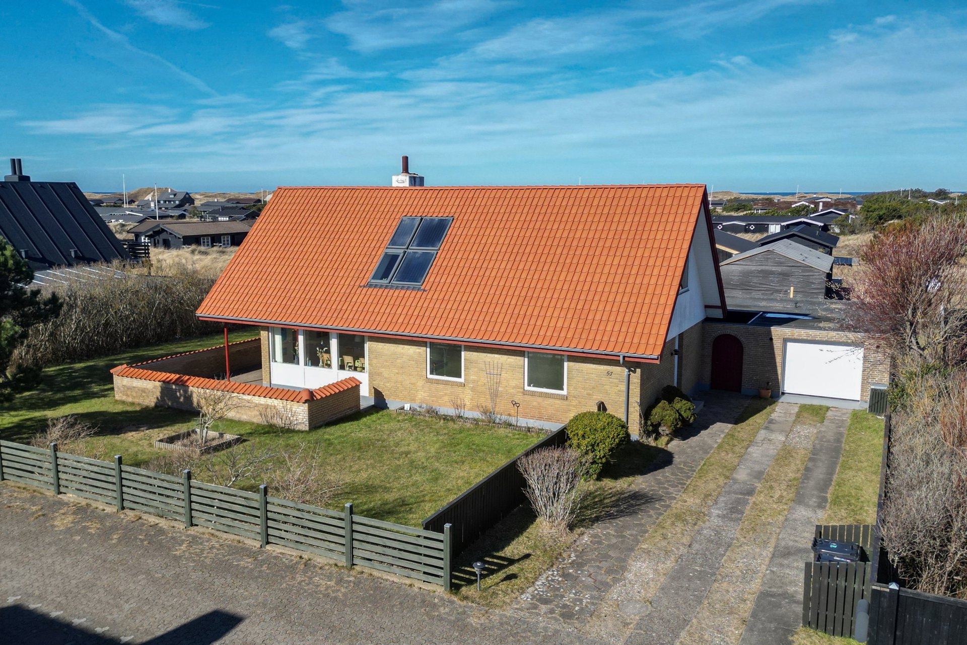 VELHOLDT BOLIG MED UDSIGT TIL KLITTERNE OG HAVET