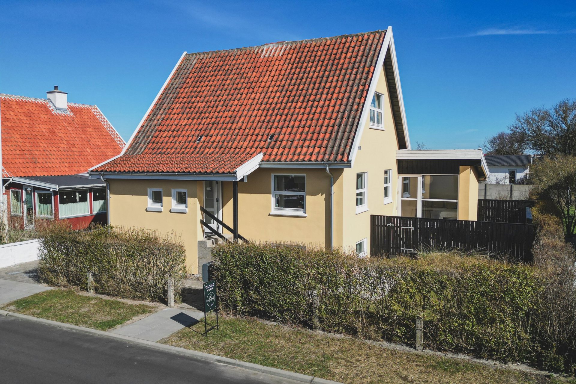INDBYDENDE BOLIG KLAR TIL INDFLYNING MED LUKKET HAVE