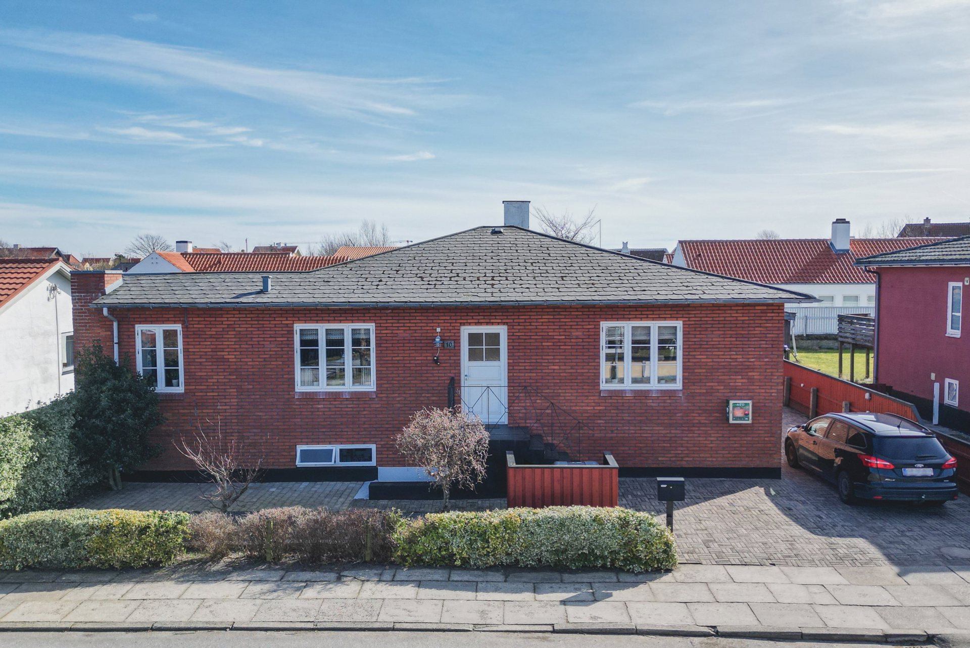 CHARMERENDE RØDSTENSBOLIG MED LUKKET HAVE OG KORT AFTSTAND TIL CENTRUM