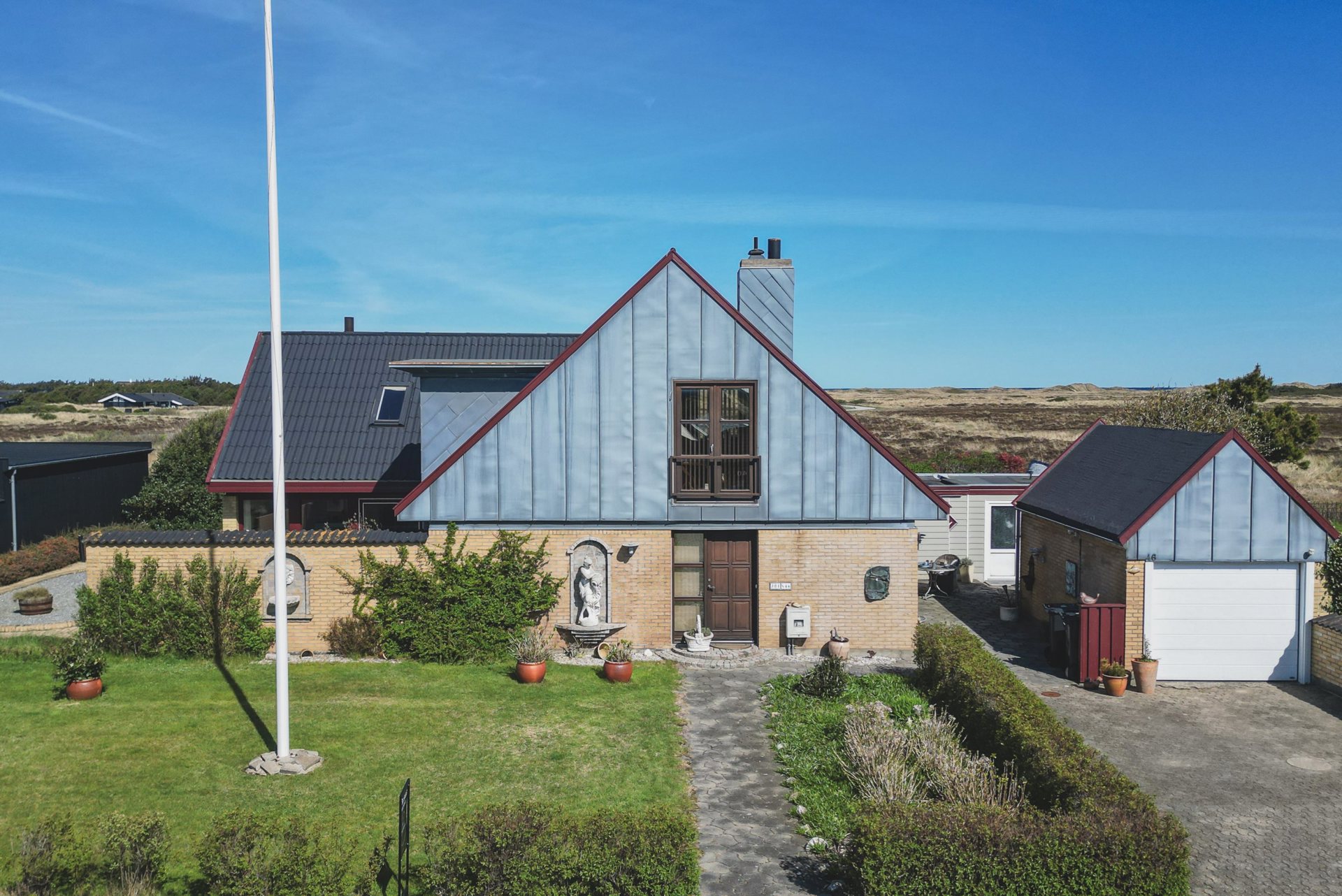 DER HVOR KLITTERNE MØDER HORISONTEN - STRAND, HAV OG EVIG RO