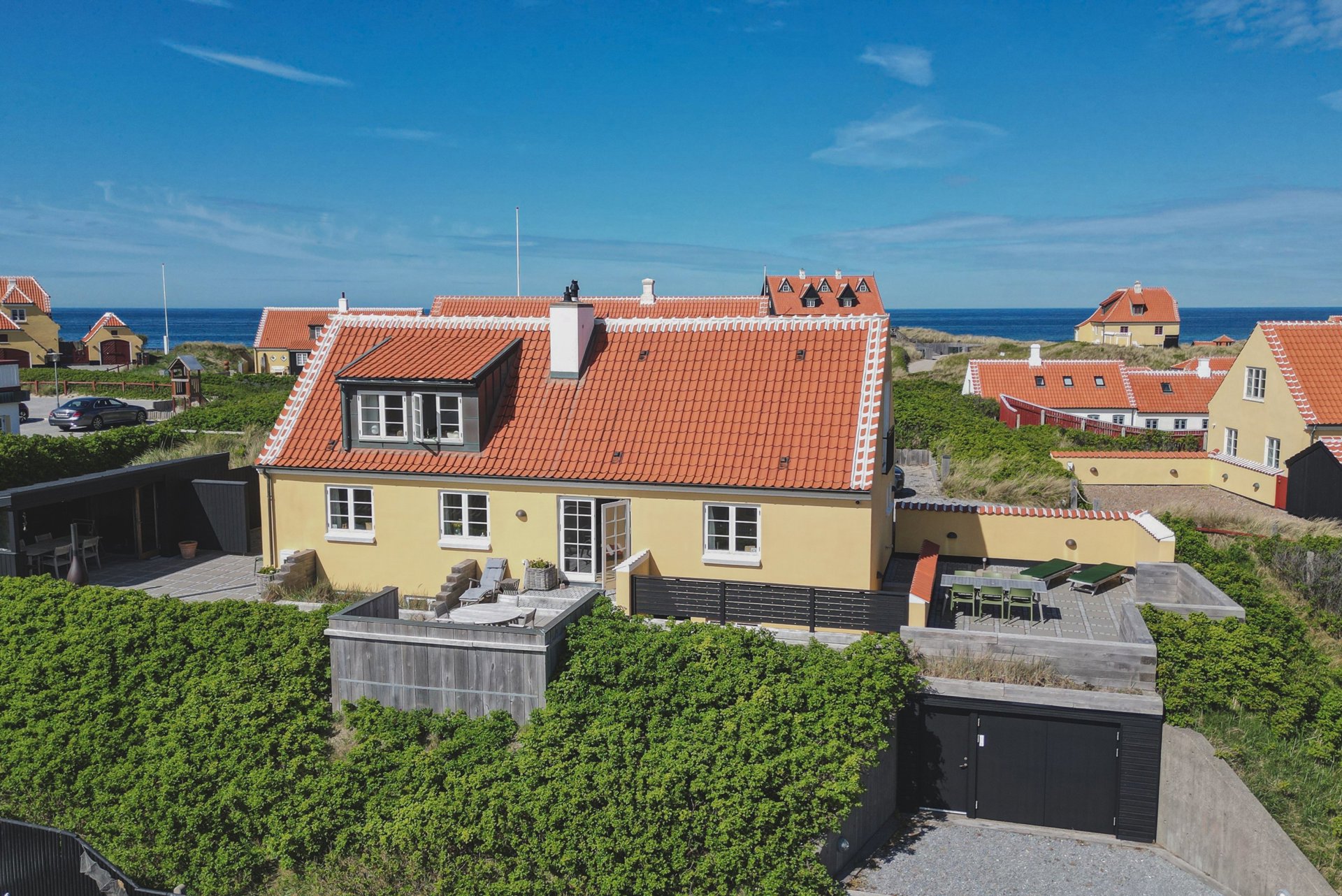 EKSKLUSIV SOMMERBOLIG MED UDSIGT OG SJÆLDEN BELIGGENHED I GL. SKAGEN