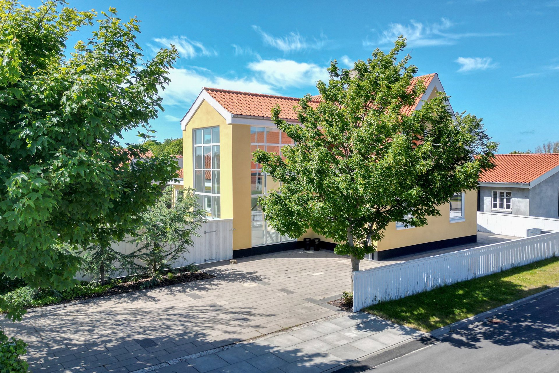 STILFULDT RENOVERET BOLIG MED STORT ANNEKS