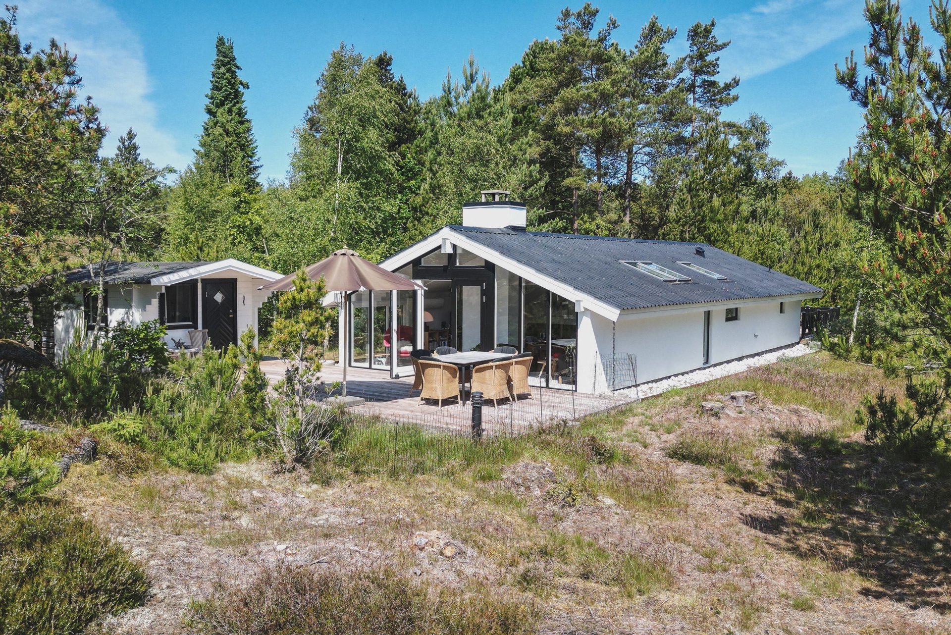 ARKITEKTTEGNET FRISTED PÅ KUPERET NATURGRUND – FULDSTÆNDIG MODERNISERET