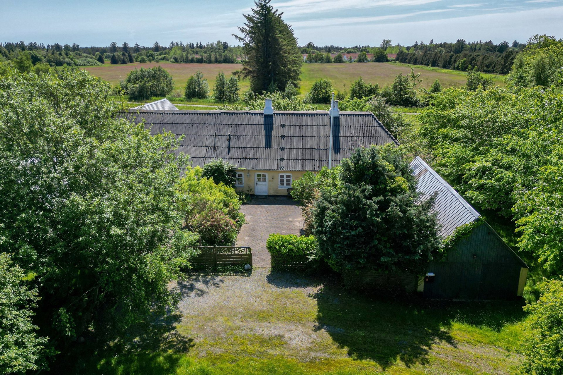 NATURIDYL I HULSIG – LANDEJENDOM NÆT STRANDEN, ÅBNE VIDDER OG 41.000 M² PRIVAT FRED

