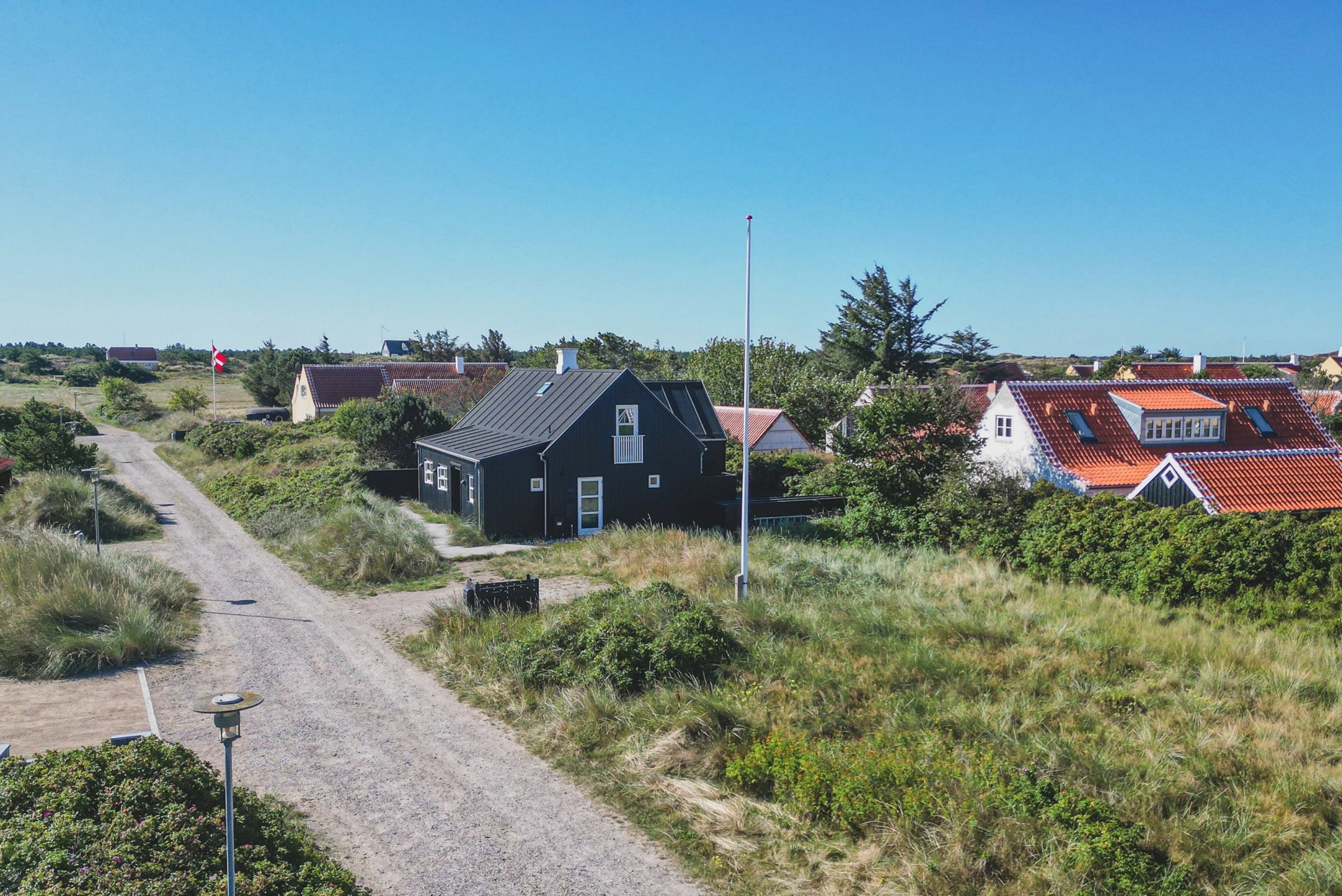 En feriebolig hvor lys, ro og havets nærvær mødes