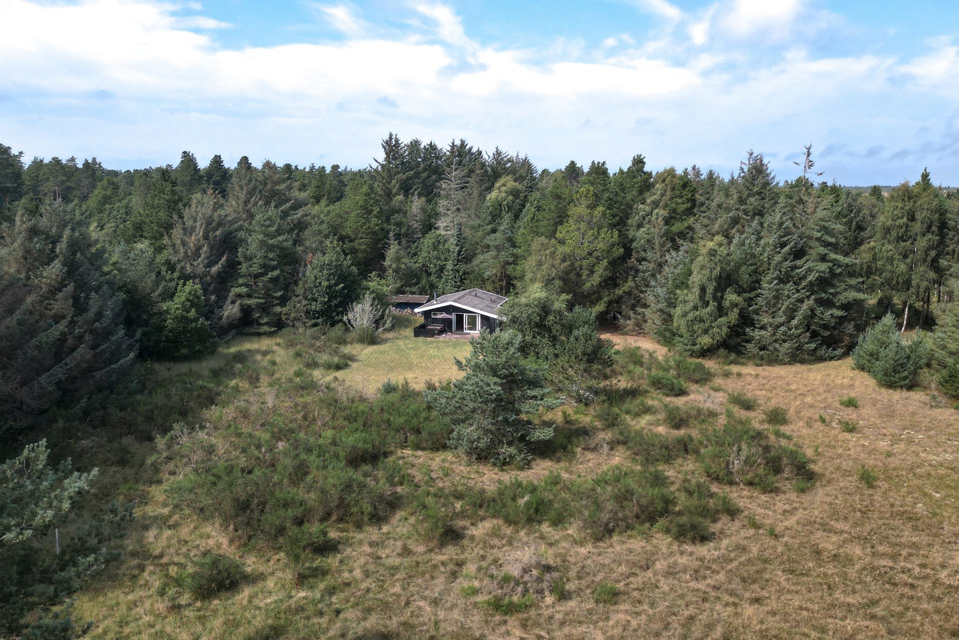 Et sommerhus midt i naturens favn