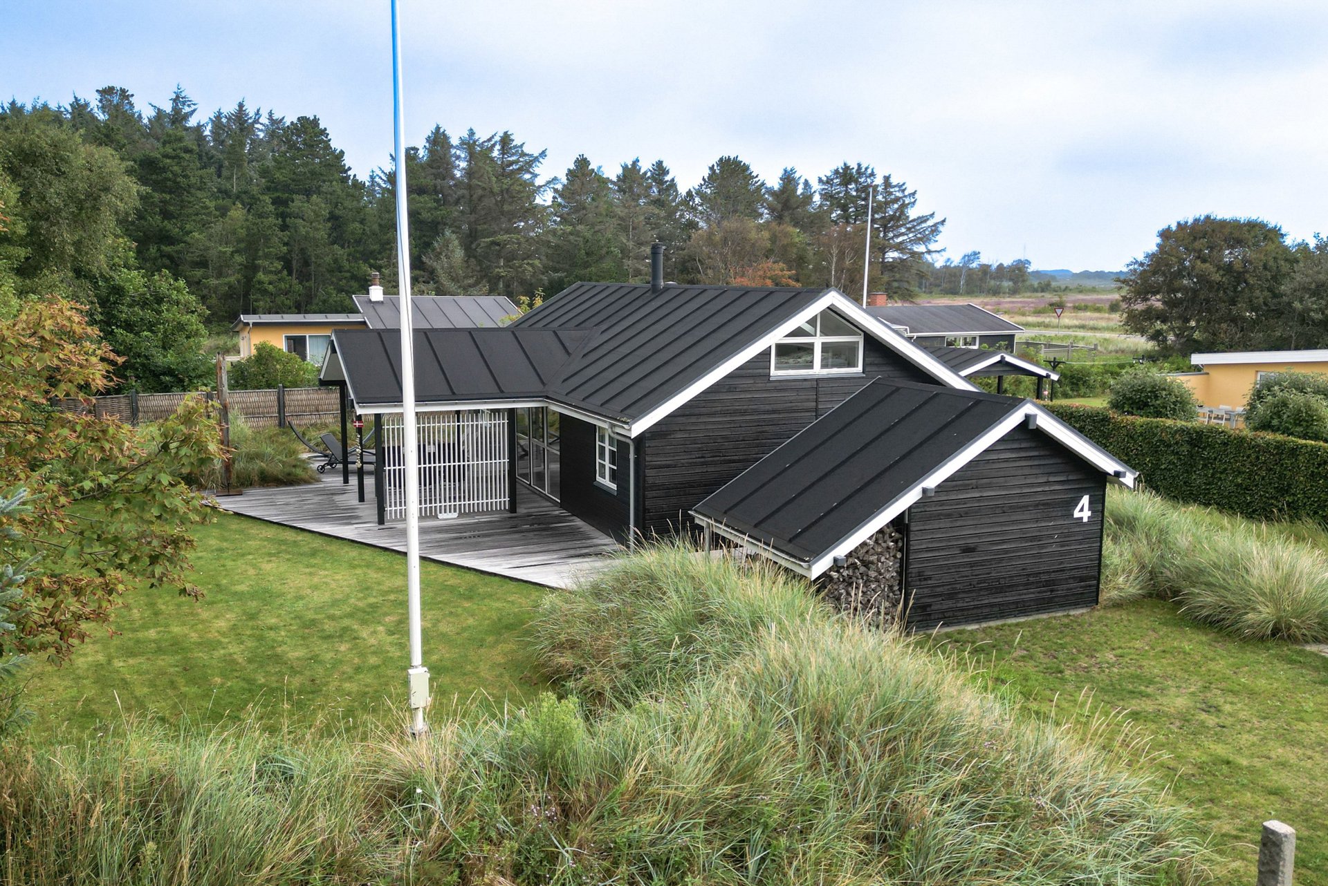 VELBYGGET SOMMERHUS TÆT PÅ STRAND OG NATUR
