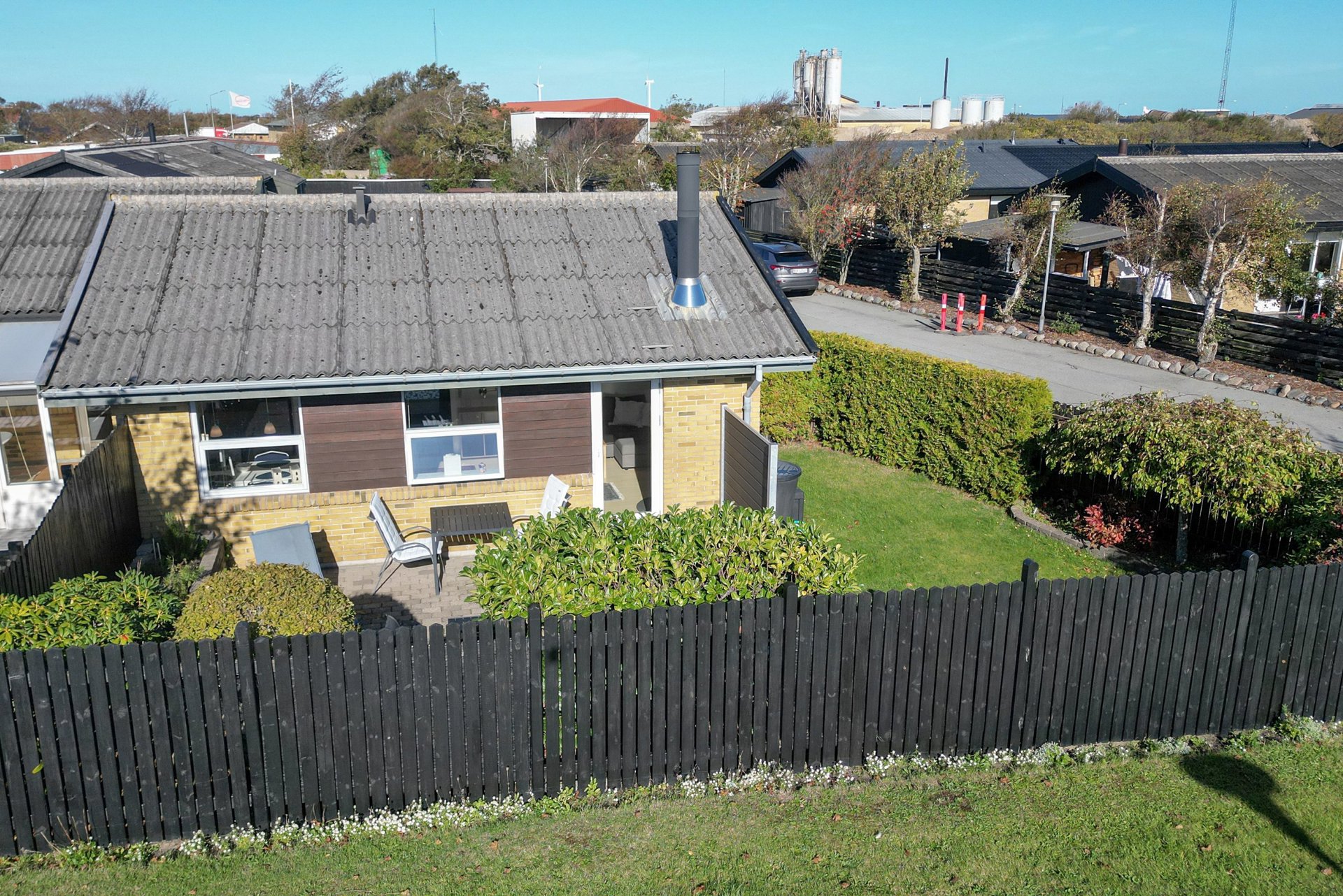 HYGGELIG ENDELEJLIGHED MED SYDVENDT HAVE OG LUKKET TERRASSE