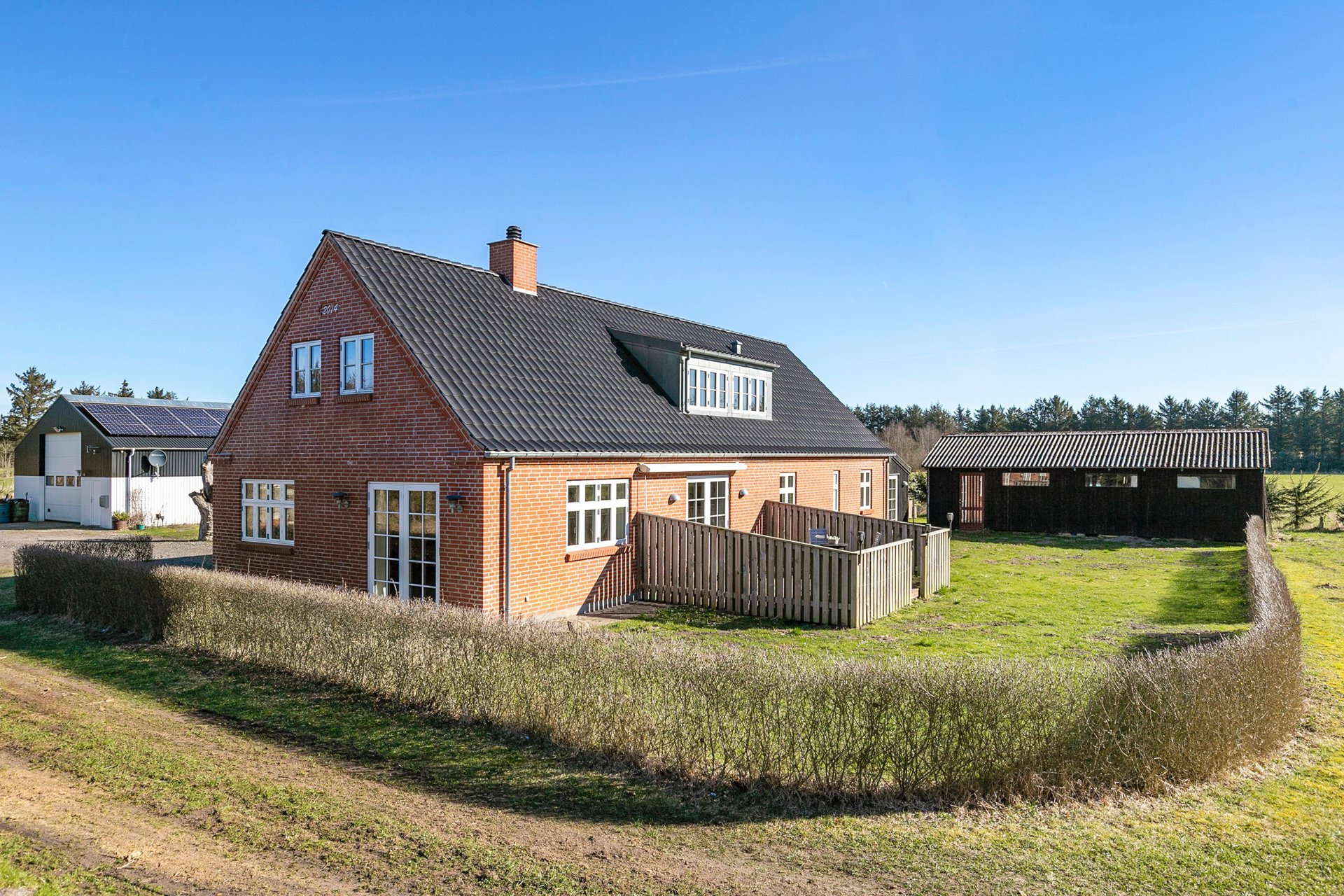 MODERNE BOLIG I NATURSKØNNE OMGIVELSER