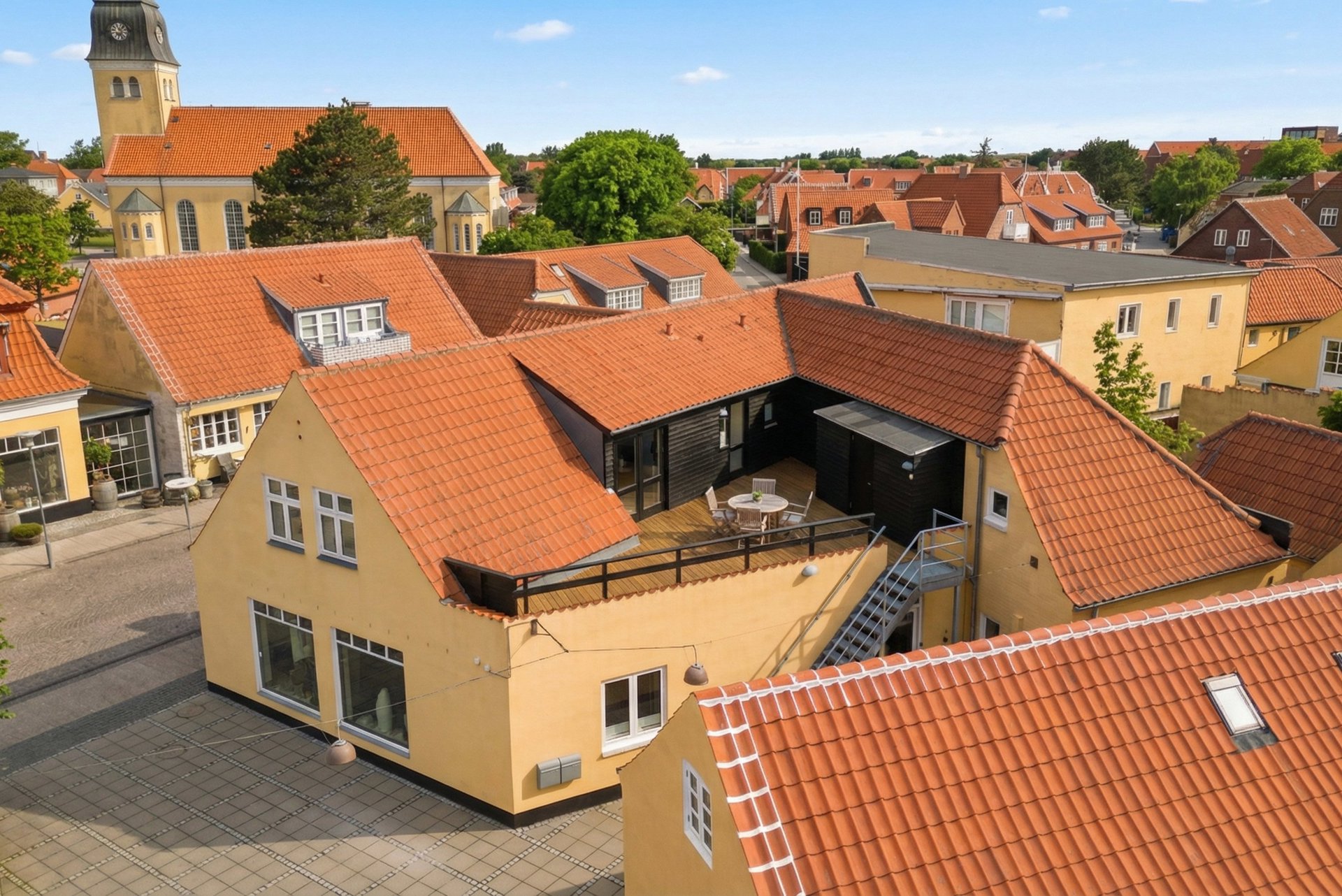 MODERNISERET BYLEJLIGHED MED STOR PRIVAT TAGTERRASSE – MIDT I SKAGEN CENTRUM