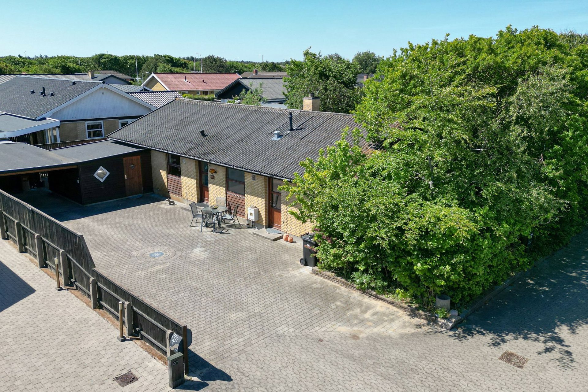 Velbygget et plans bolig med plads til hele familien