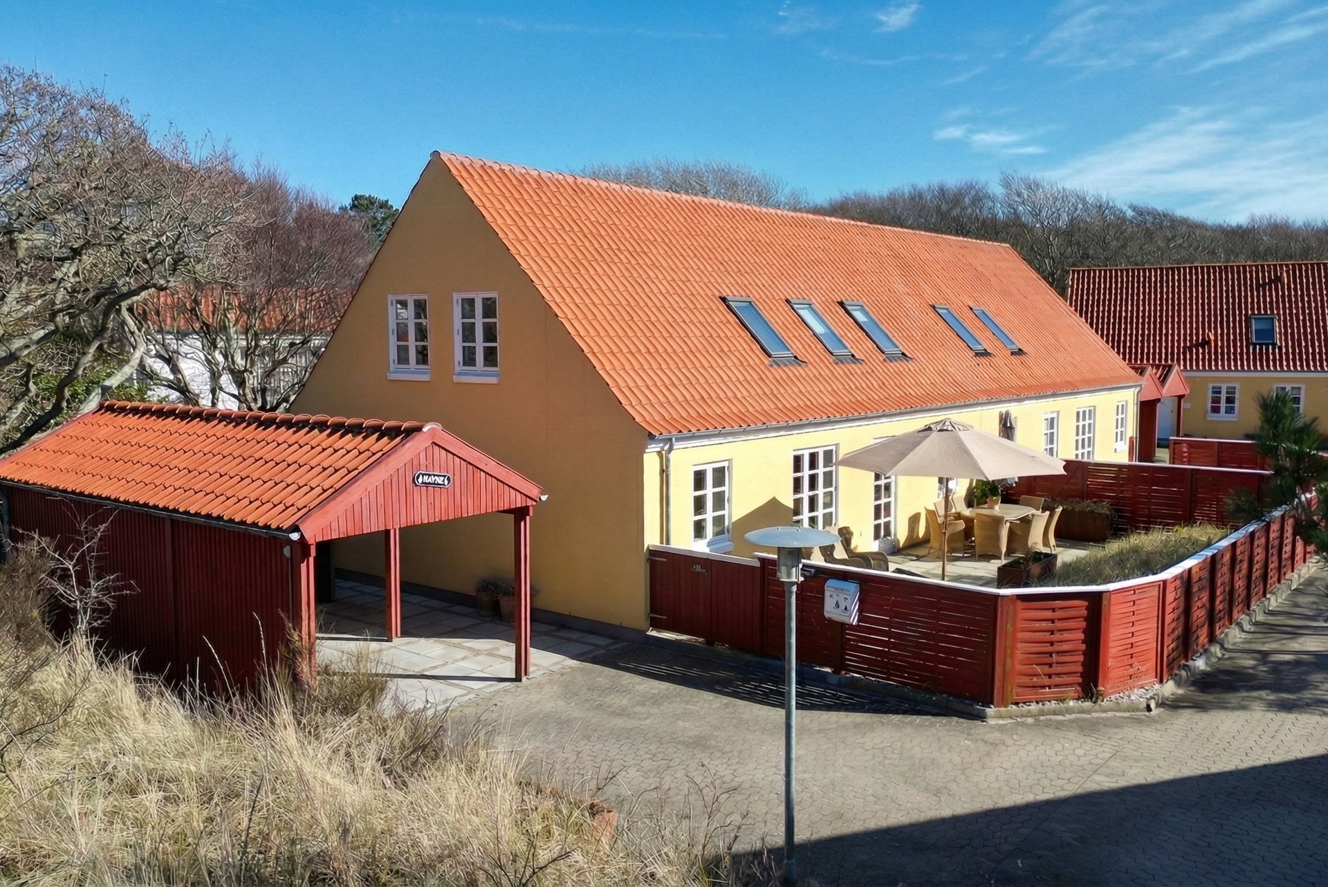 FRA SKOVENS DYBE RO TIL HAVETS ÅBNE VIDDER – SMUKT MODERNISERET BOLIG I ROLIG OMGIVELSER