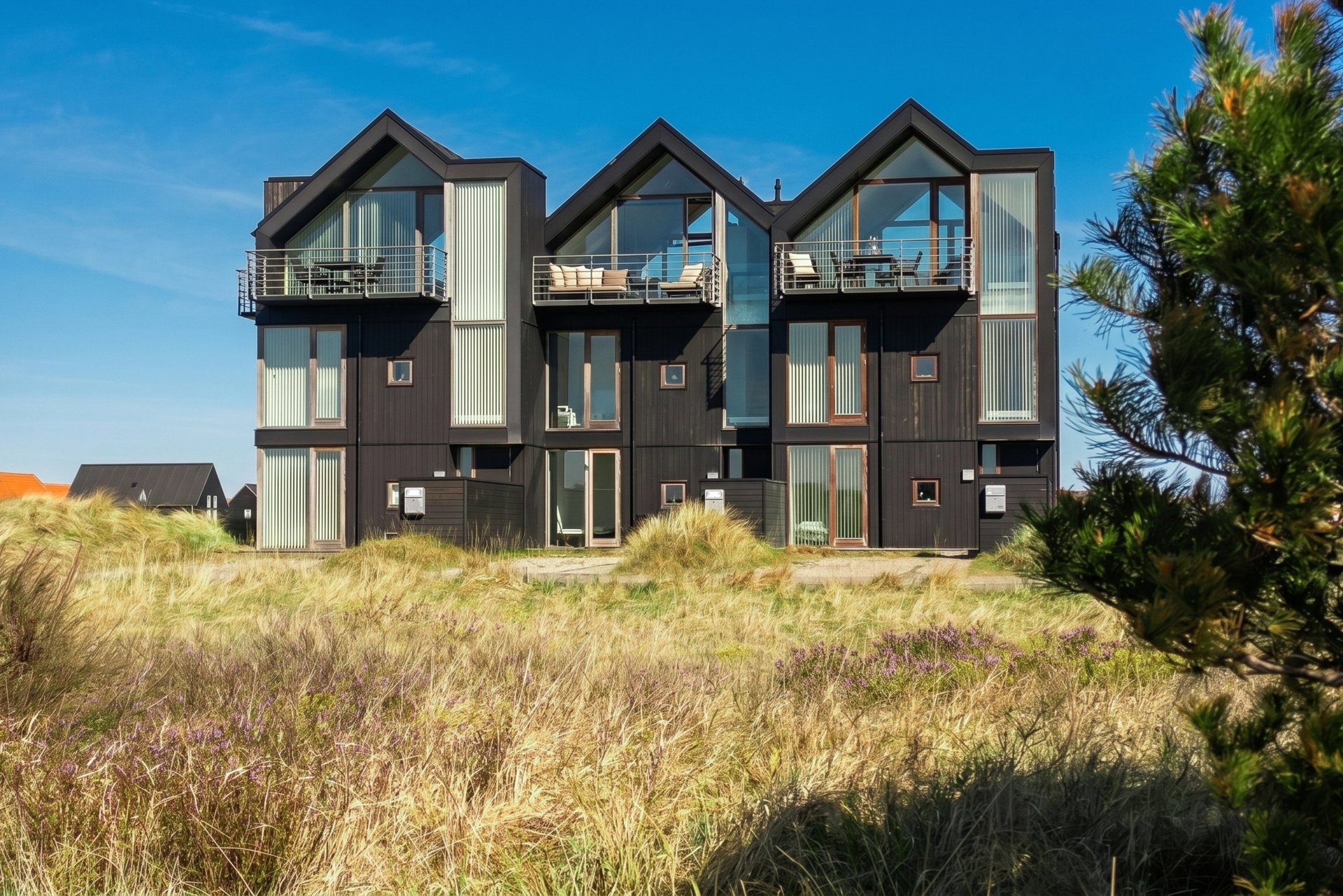 STILFULDT HAVHUS MED ARKITEKTONISK RO OG UDSIGT MOD HORISONTEN