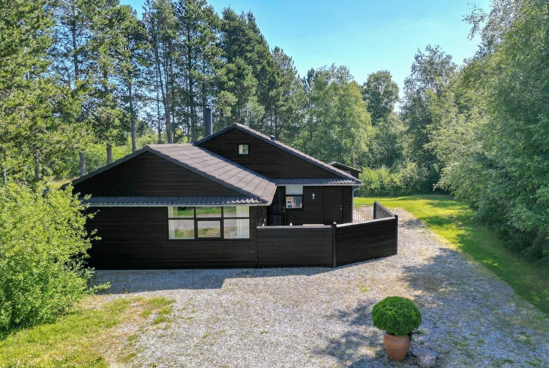 FRED OG RO I RUMMELIGT SOMMERHUS