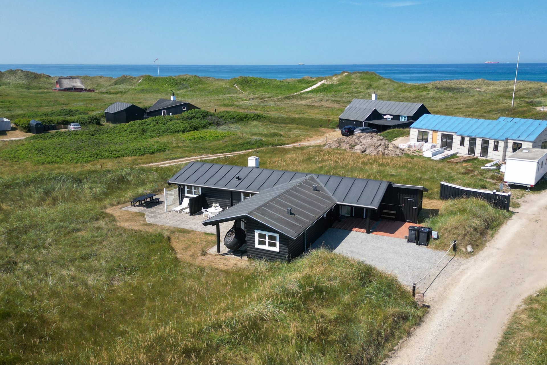 SOMMERHUS I GL. SKAGEN MED EGEN STI TIL STRANDEN
