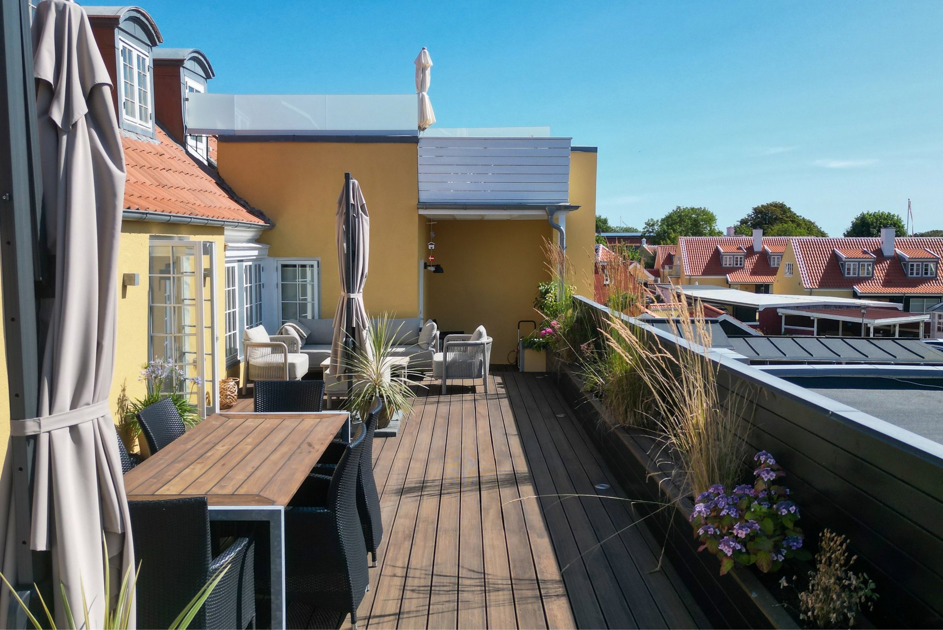 EN AF ØSTERBYS MEST EKSKLUSIVE LEJLIGHEDER – MED STOR SYDVENDT TERRASSE