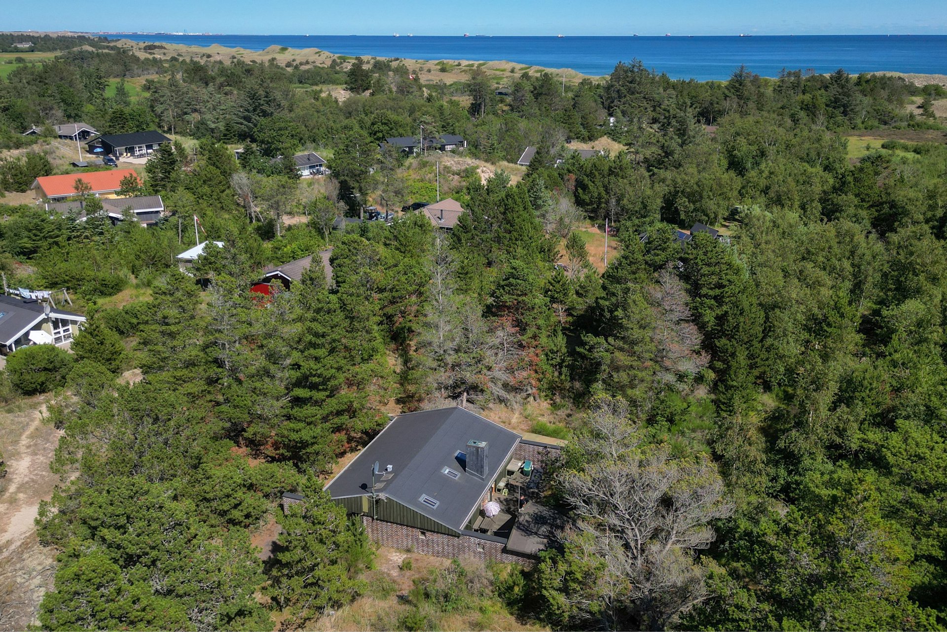 ORIGINALT SOMMERHUS MIDT I NATUREN – MED PRIVAT STI TIL STRANDEN