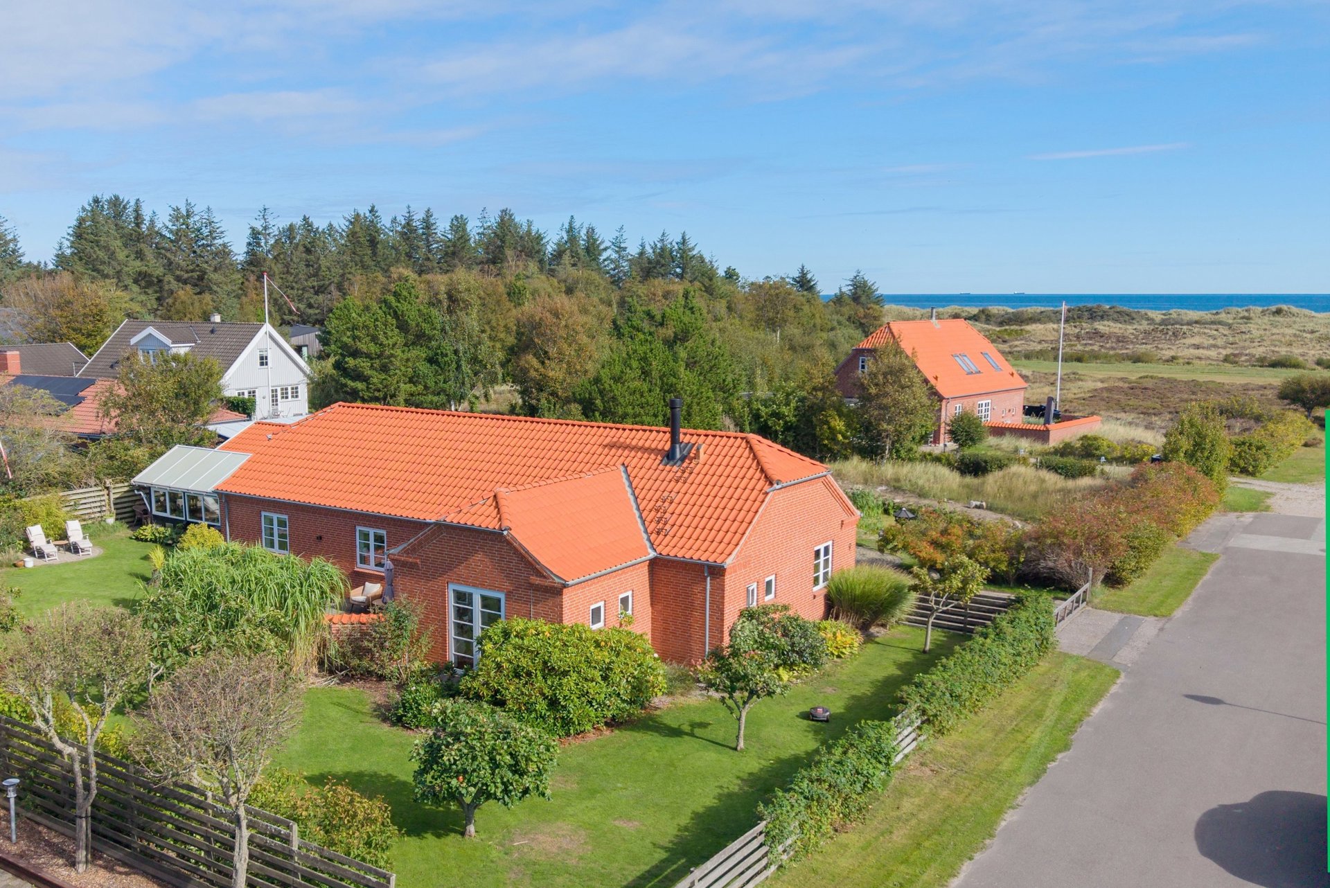 FÅ SKRIDT FRA STRANDEN – GENNEMRENOVERET BOLIG PÅ STOR DOBBELT GRUND