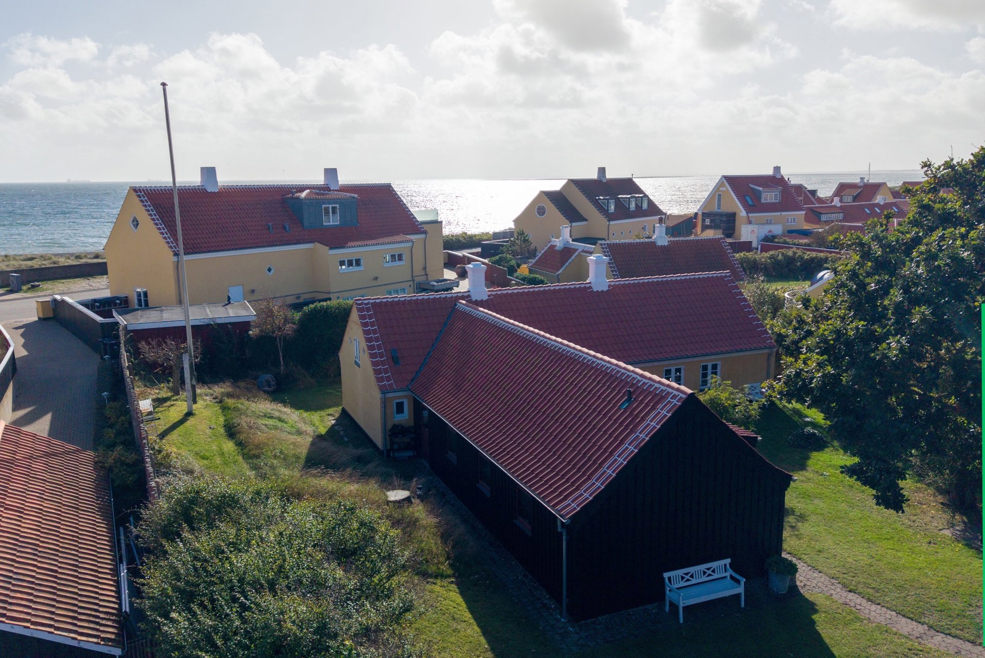 HISTORISK SKAGENSHUS I VESTERBY – NÆNSOMT RENOVERET, PRIVAT OG MED HAVKIG