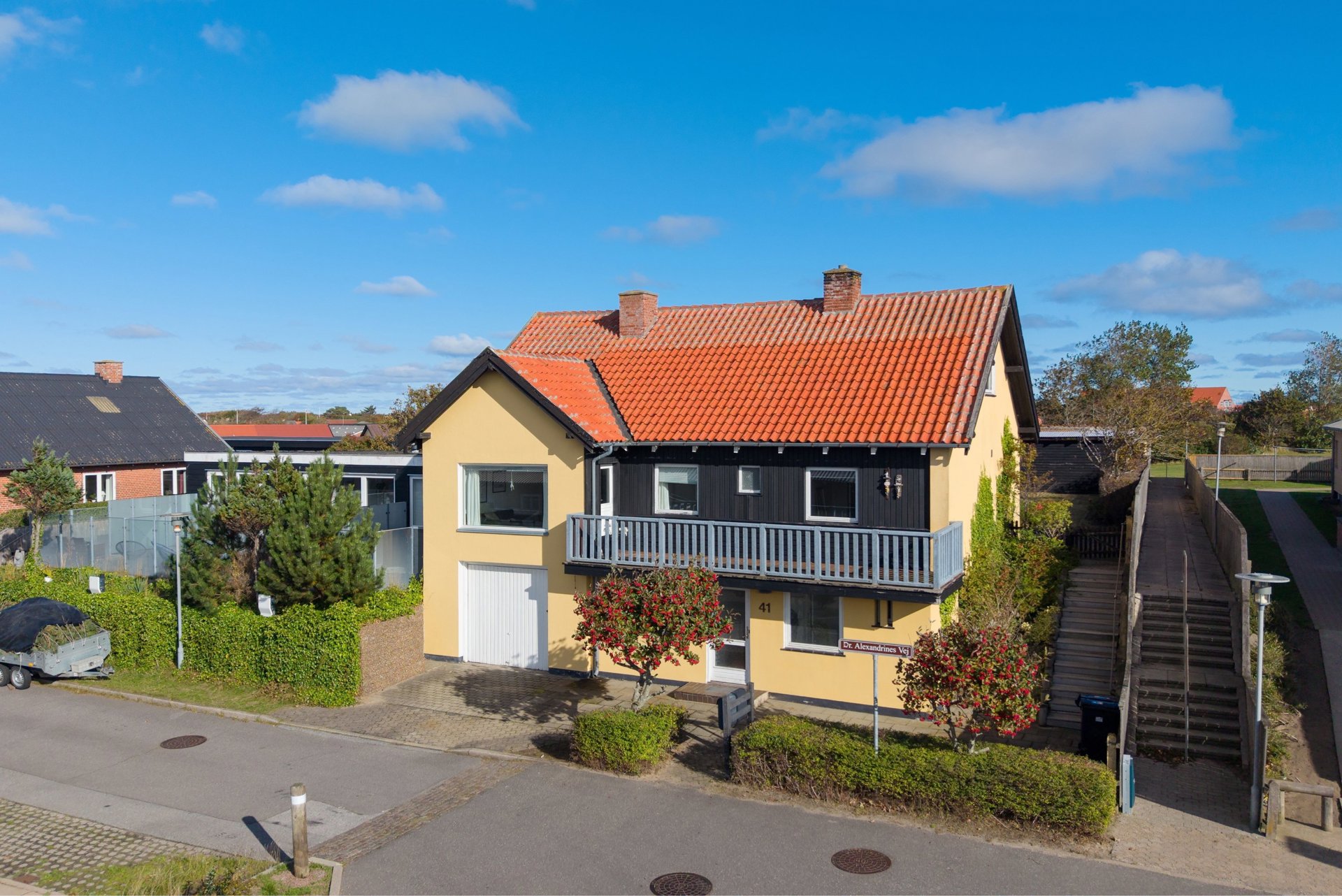 RUMMELIG EJENDOM MED TRE PLAN OG MANGE MULIGHEDER