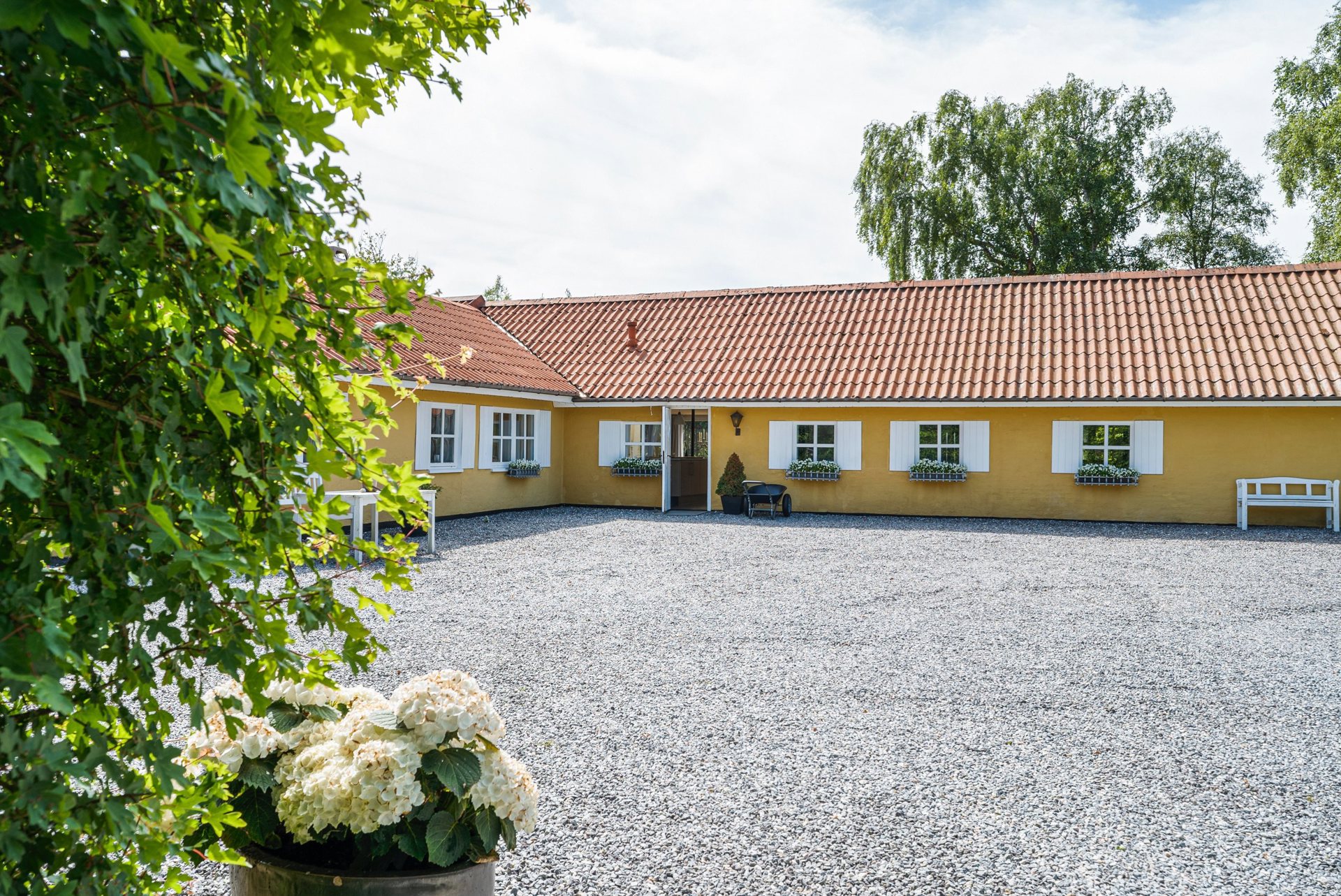 NATURSKØN BELIGGENHED MED JAGTMULIGHED OG POTENTIALE FOR UDSTYKNING- PERFEKT TIL UDLEJNING, STORE FAMILIER OG INVESTERING
