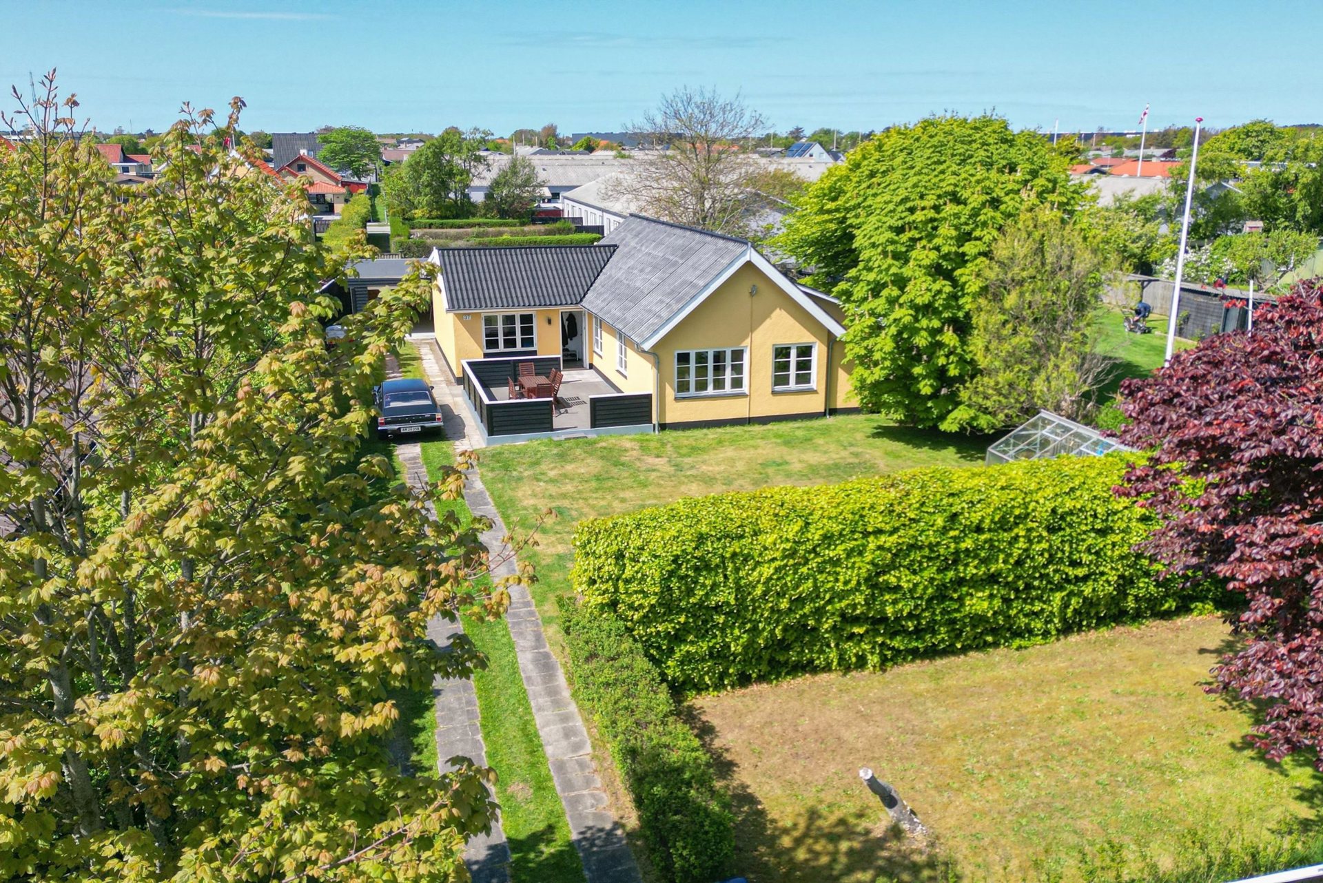 Tilbagetrukket moderniseret bolig med garage og anneks
