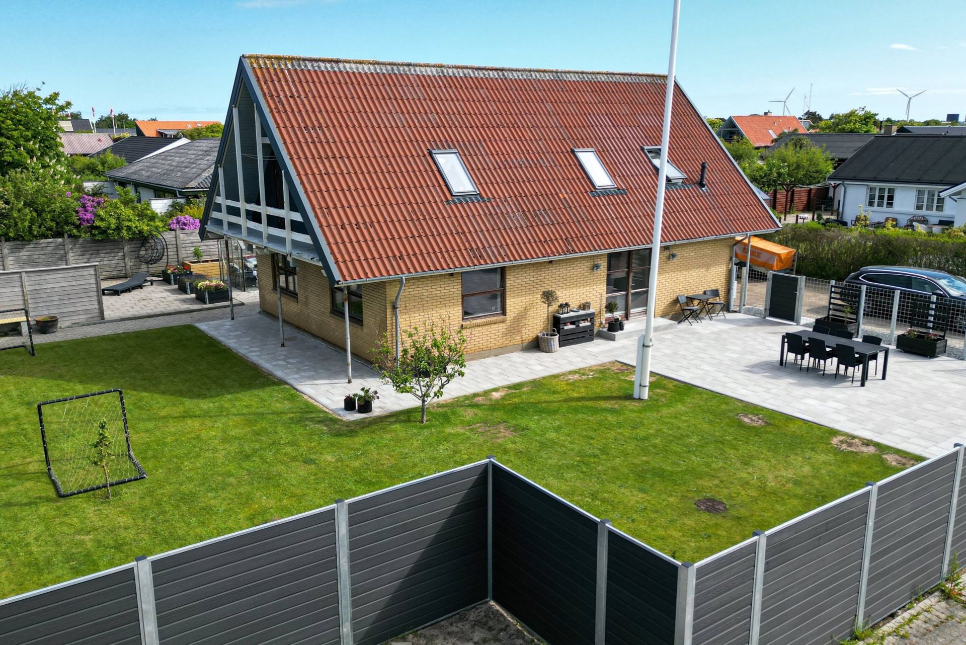 FLOT MODERNISERET BOLIG I ROLIGE OMGIVELSER