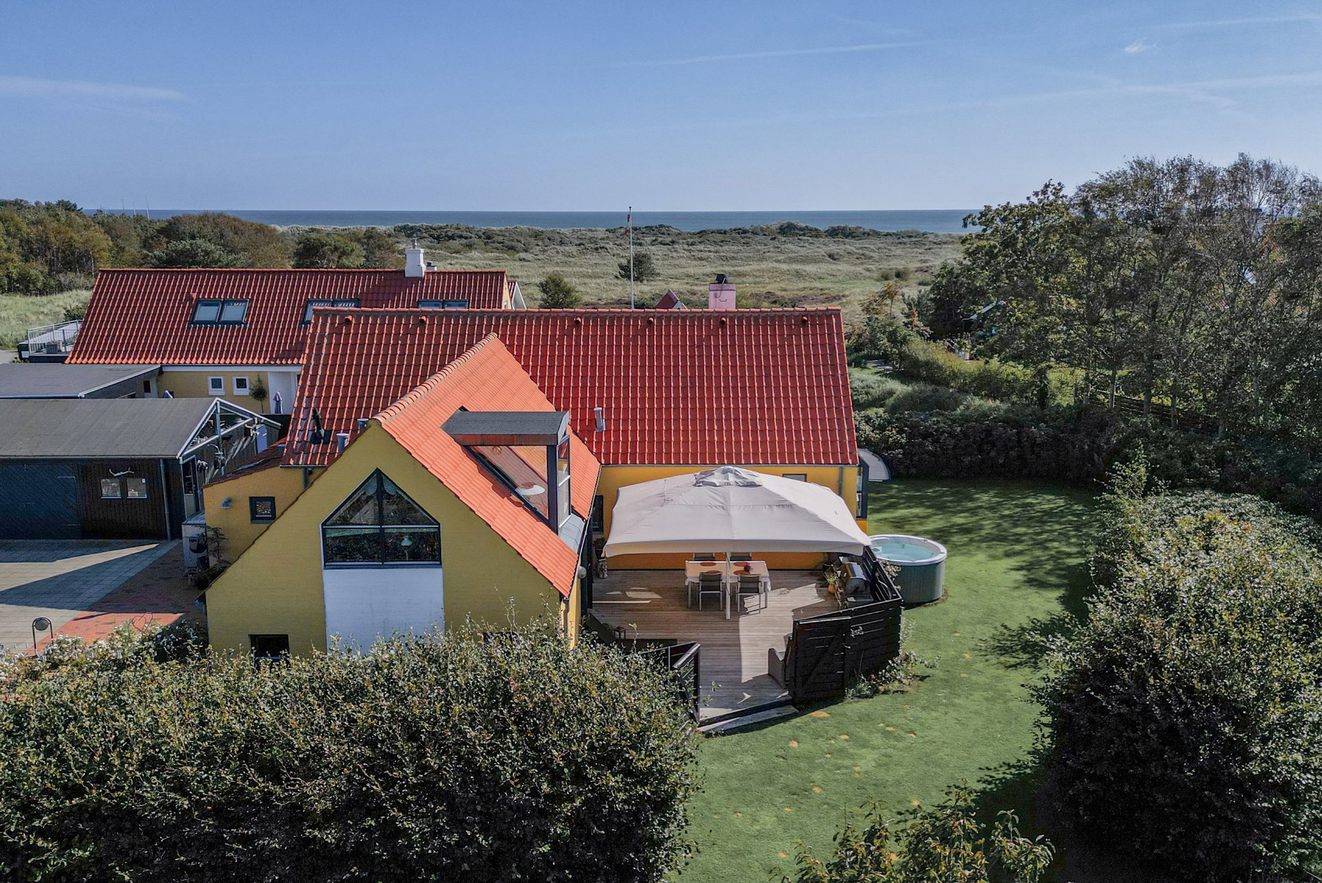 PRAGTFULD ARKITEKTTEGNET VILLA TÆT PÅ BADESTRANDEN I ÅLBÆK